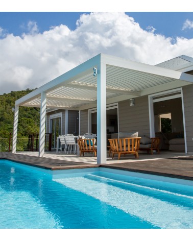 Pergola avec lames parallèles à la façade