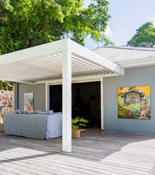 Pergola avec lame perpendiculaires à la façade