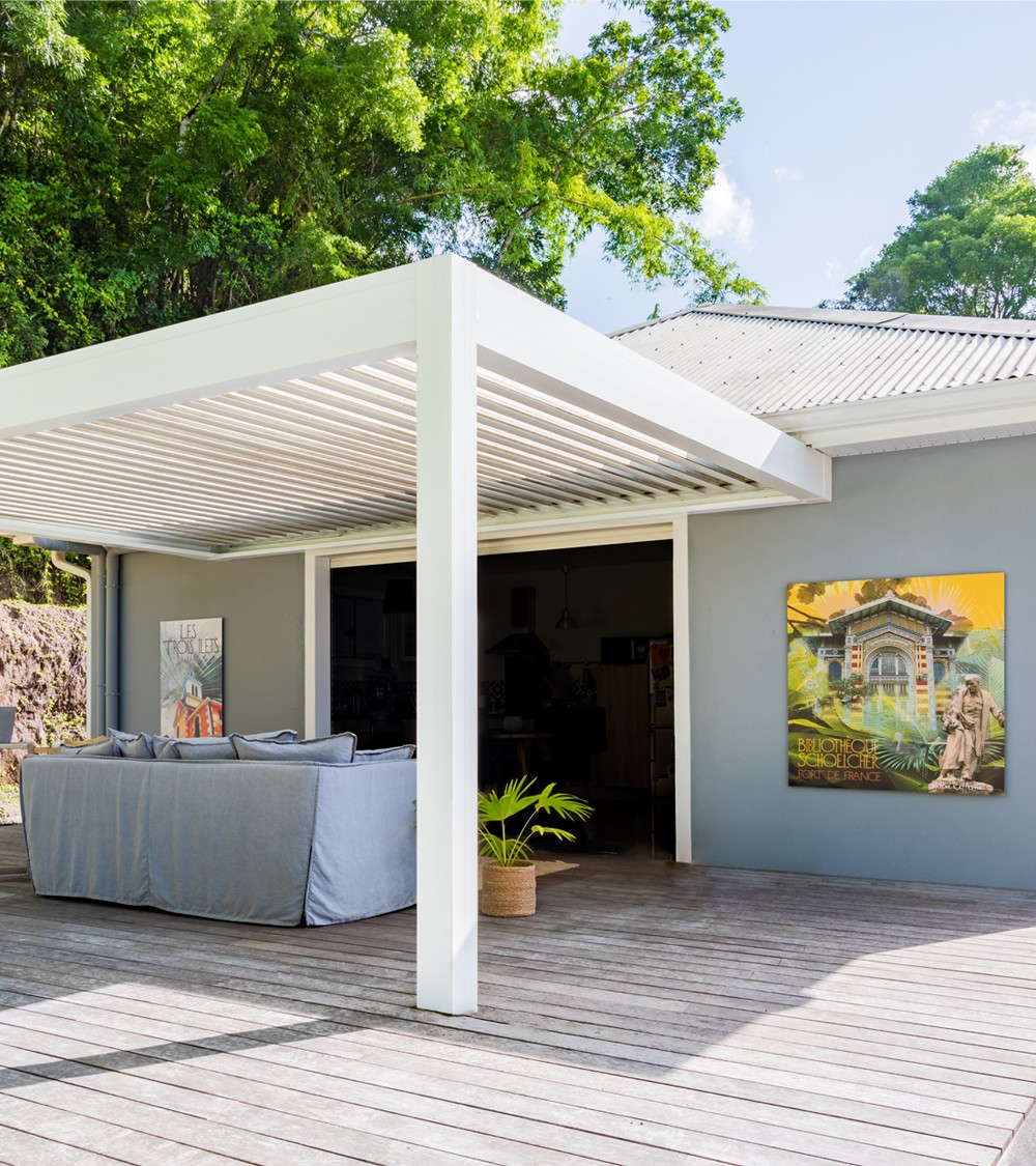 Pergola avec lame perpendiculaires à la façade