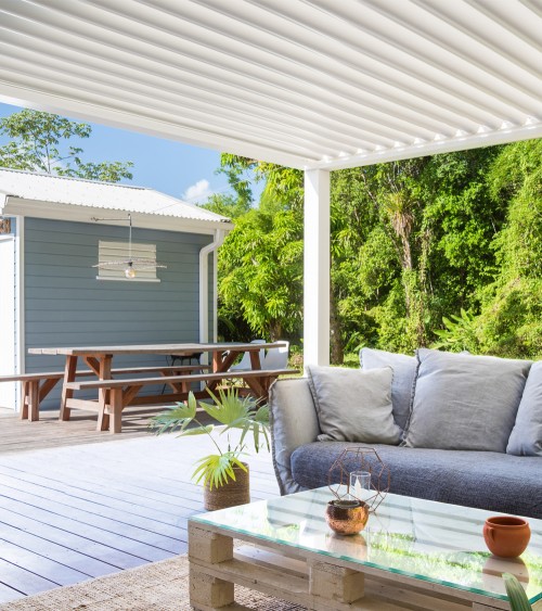 Pergola avec lame perpendiculaires à la façade